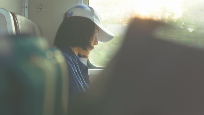 一名女子在坐火车时随手记录下自己的灵感