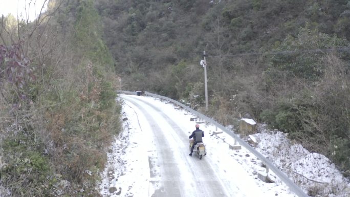 山区大雪覆盖路滑交通不便基层干部