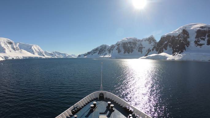 在南极洲行驶的船轮船邮轮出海旅游运动