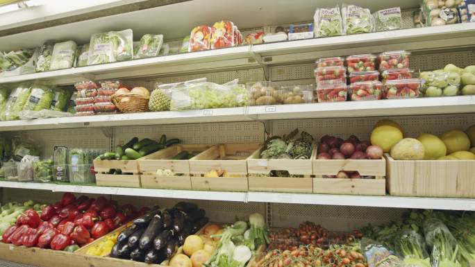 超市货架上各种各样的蔬菜和水果