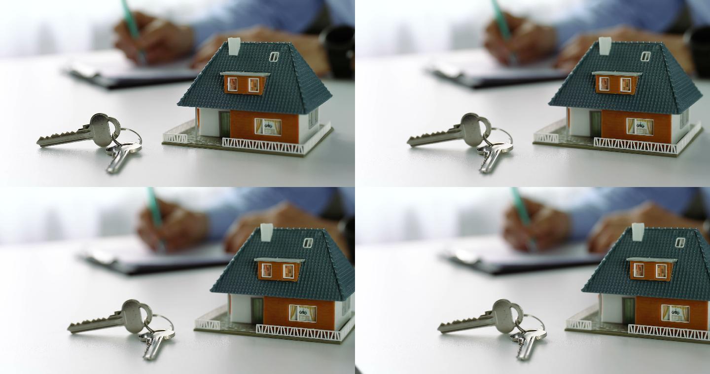 房产中介办公室桌子上的新房子模型和钥匙