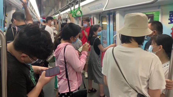 地铁内人头攒动上班日常人群