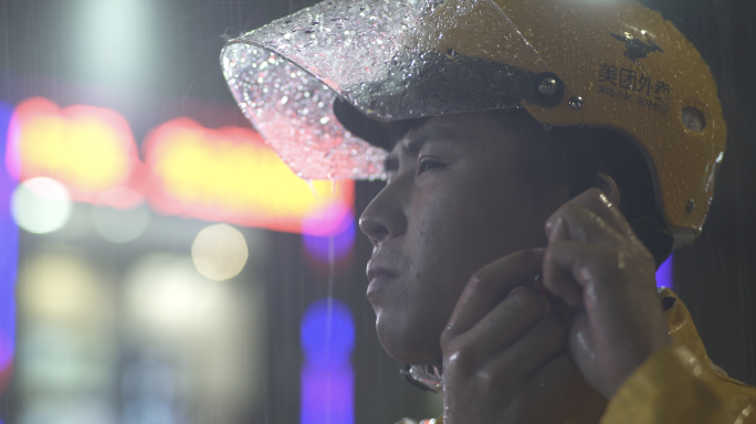 励志类雨中美团外卖小哥送餐