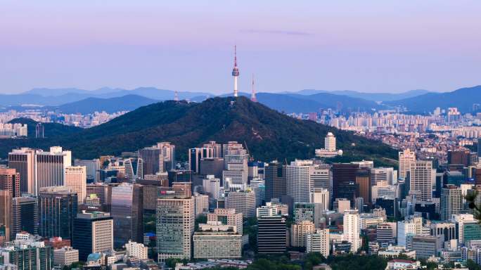韩国首尔城市天际线从白天到夜晚景观。