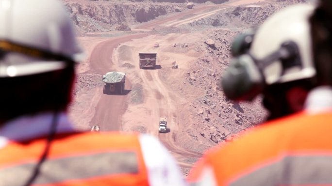 矿业矿山开采隧道工作人员