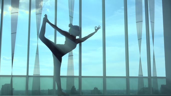 一个年轻女子在大楼上做瑜伽