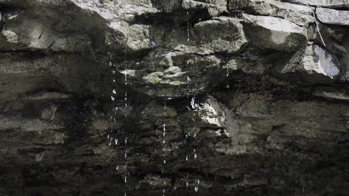 【4K原声】水柱水滴、泉水从岩石上流下