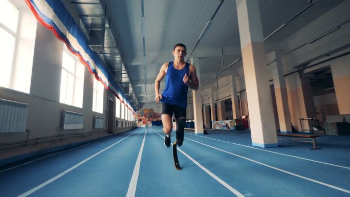 运动员戴假肢跑步一步一个脚印脚踏实地梦想