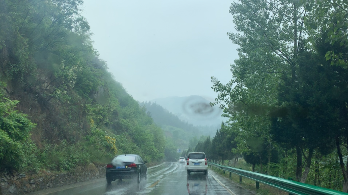 雨中行驶的车及脚踩在泥洼中