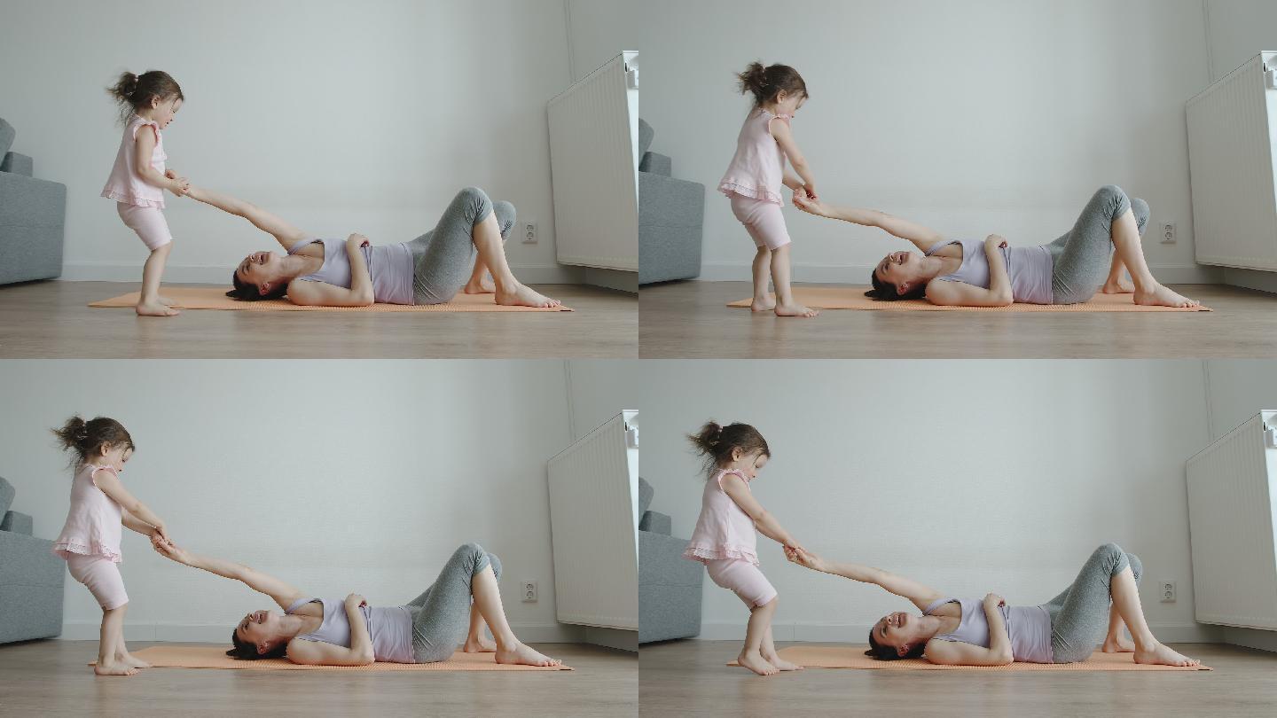 宝宝打扰妈妈在家练瑜伽