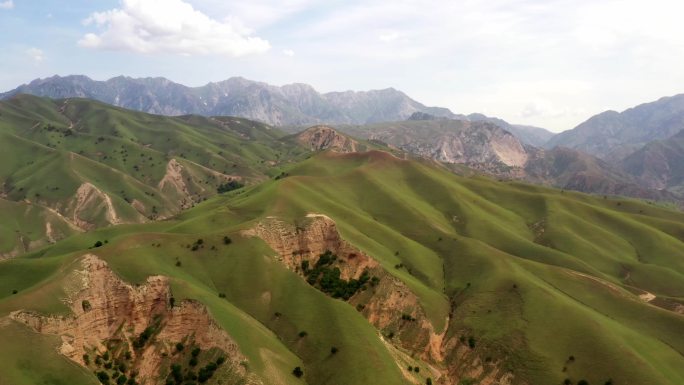 4K航拍新疆伊犁草原群山地貌自然风光
