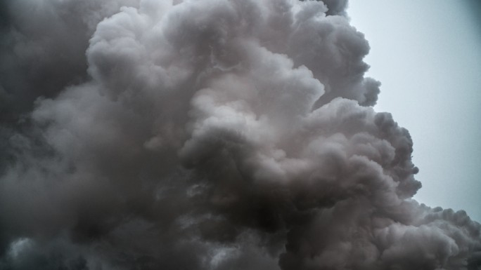 燃煤发电站的黑色污染云