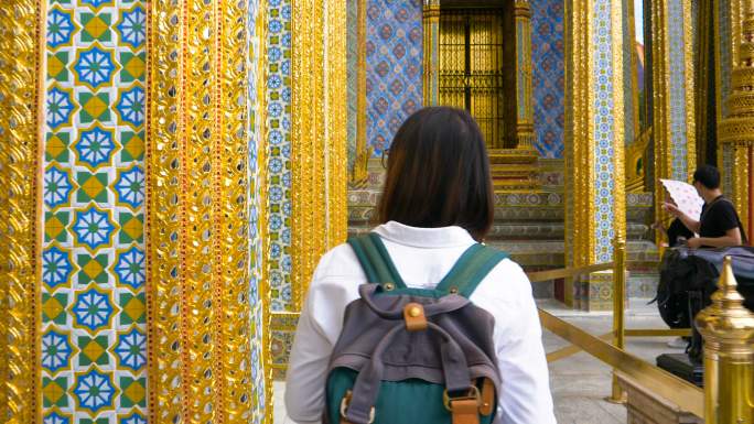 泰国曼谷大皇宫旅游的年轻女子