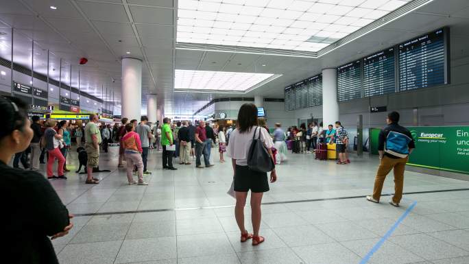 慕尼黑机场到达大厅的旅客人群