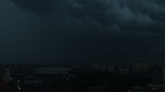 北京暴雨，乌云密布，闪电雷雨，灰暗天空