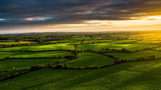 爱尔兰乡村景观与农田
