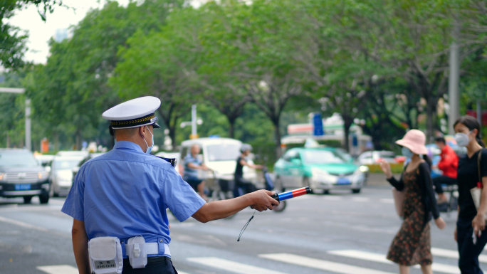 城市道路交警执勤指挥交通4k原声视频素材