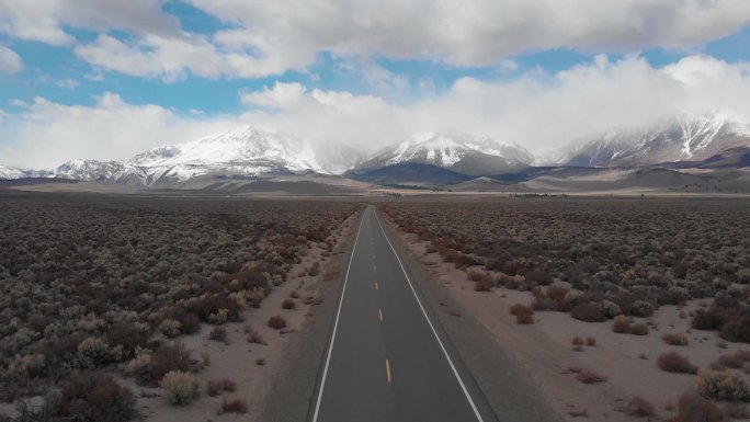 荒野公路沙漠旅游多车道公路