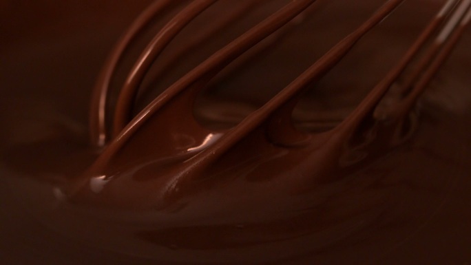 搅打融化的巧克力浓稠丝滑甜蜜