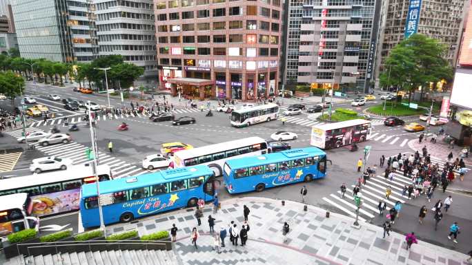 台北的交通景观宝岛繁华拥堵的路口早高峰