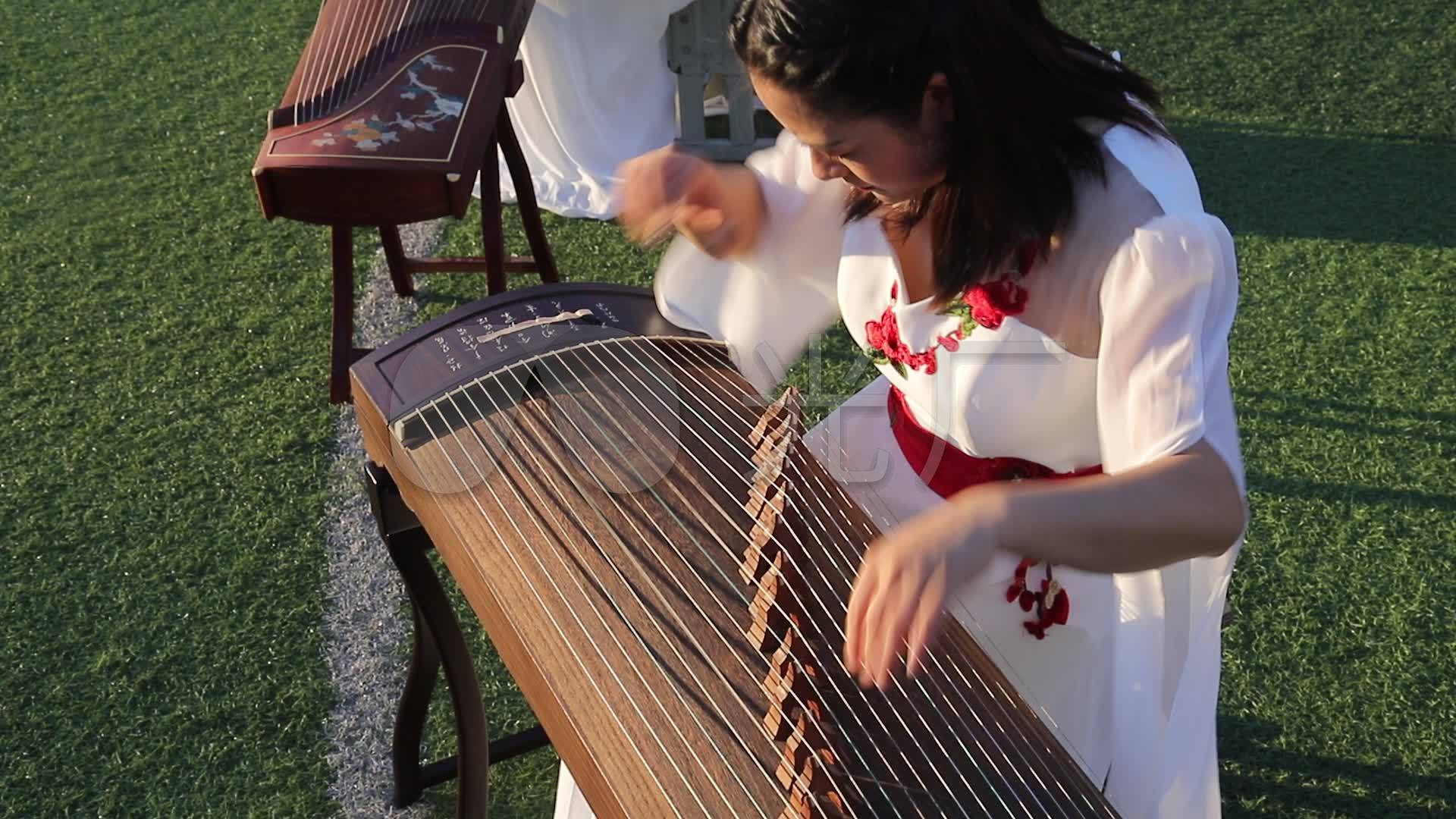 女孩弹古筝