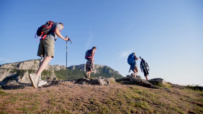 带假肢的人和朋友在山上徒步旅行