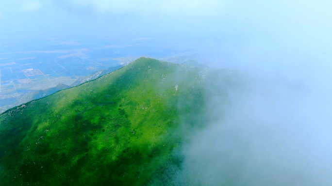 航怕大山穿过云层的大山航拍大气宣传片