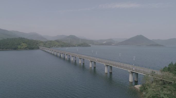 航拍水库湖泊桥