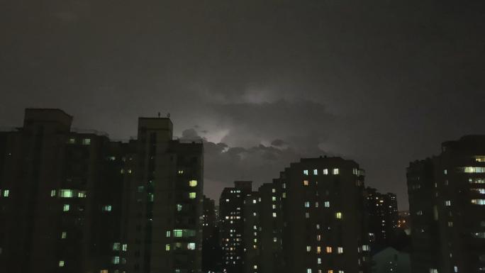 城市闪电，小区居民楼，雷雨夜晚