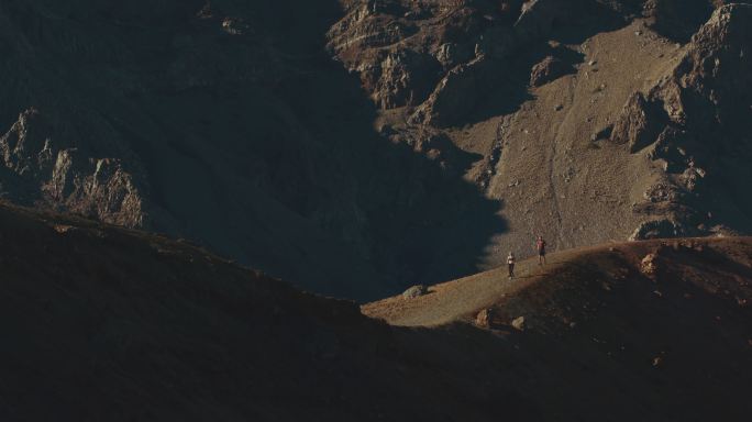 两个跑步者在崎岖的山区跑步