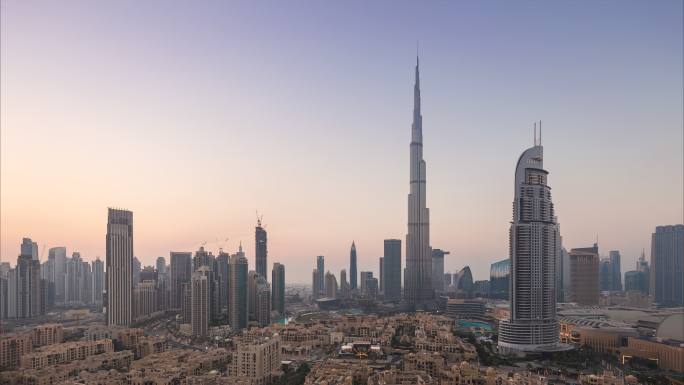 迪拜日落时的城市天际线和城市景观