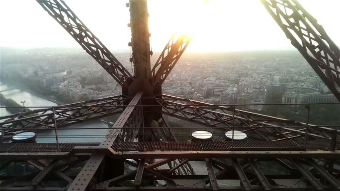 从埃菲尔铁塔电梯上欣赏巴黎的美景