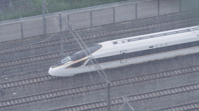 北京暴雨，高铁雨中，城市行驶的高铁