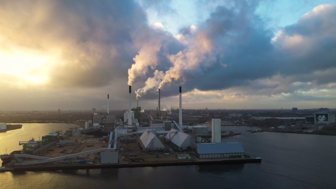 由可持续生物质驱动的能源工厂的空中拍摄。