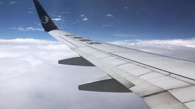 乘客视角拍摄飞机窗外蓝天白云