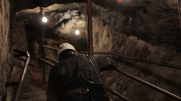 矿工在工作岩石-物体肮脏蓝领工人