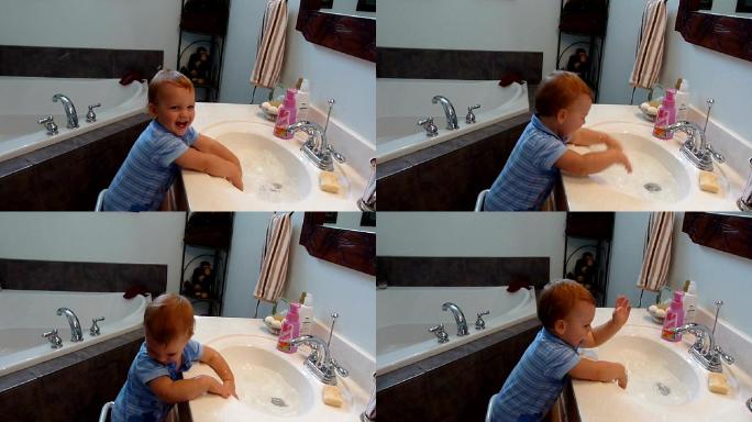 小男孩在洗手池里玩水
