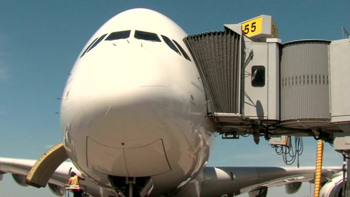 空中客车A380飞机-桥接平移镜头