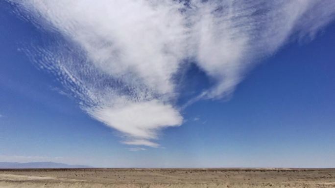 戈壁沙漠，蓝天孔雀羽毛云