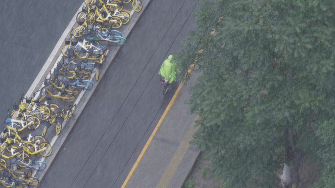 北京暴雨，城市大雨俯拍，骑车 车流