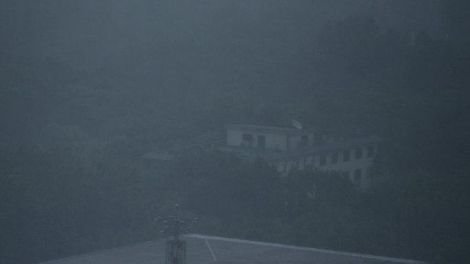 北京暴雨，灰暗城市，俯拍白天雨中车辆
