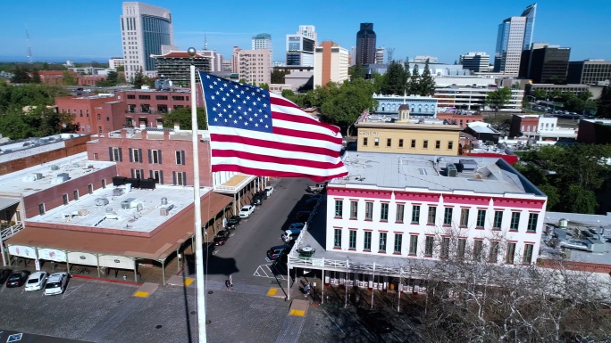 美国国旗飘扬在市中心