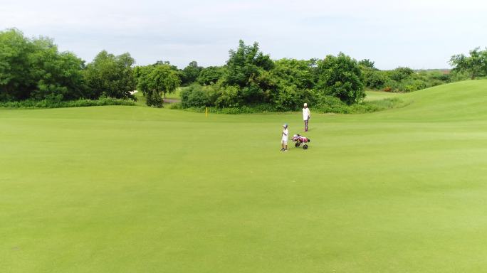 海南打高尔夫比赛航拍绿草地