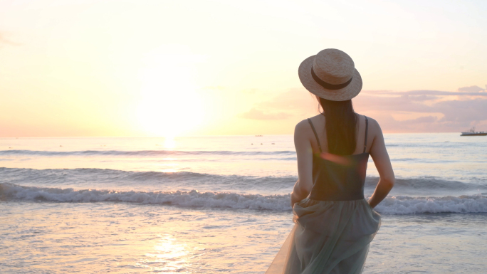 4K少女站在海滩上欣赏日出