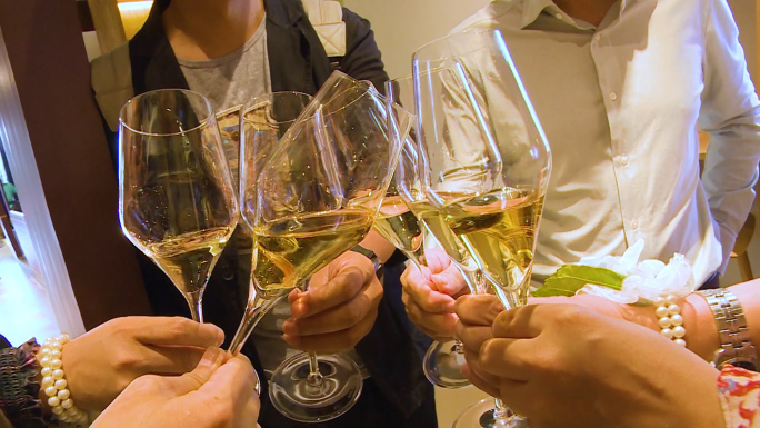 高档餐厅拉小提琴聚会喝酒自助餐