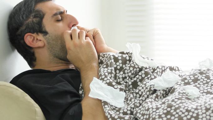 病人在床上咳嗽国外外国难受生病流鼻涕