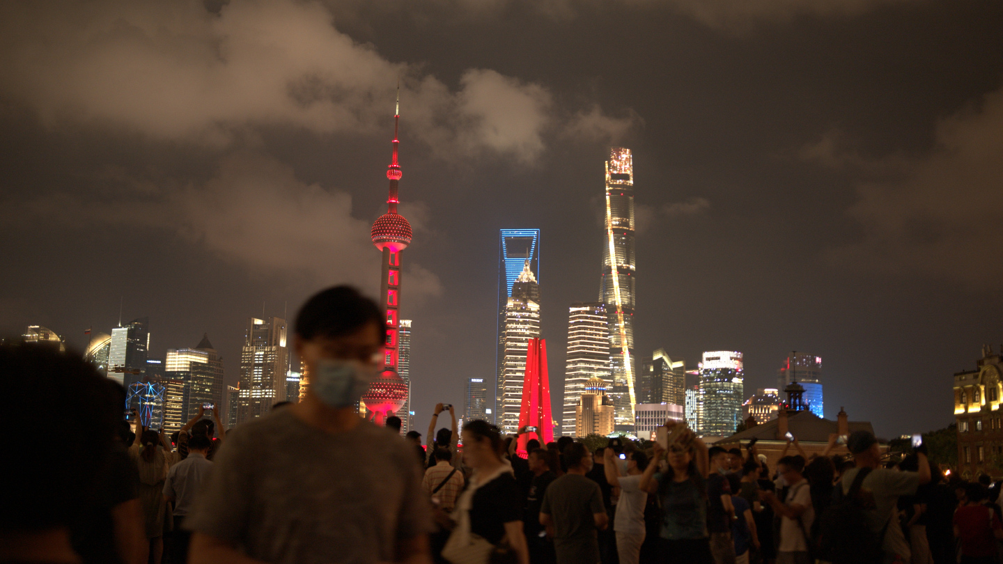 延时-拍上海夜景的人们