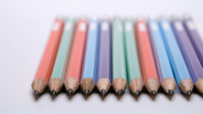 白色背景上的彩色铅笔