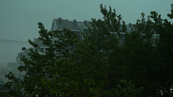 乌云刮风下雨