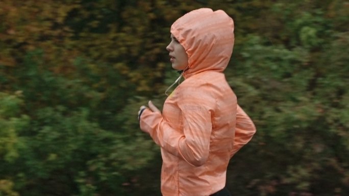在雨中奔跑的女人